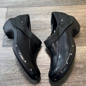 Merrell Black Leather shoes with Studded Detail woman’s 9.5 (s202)